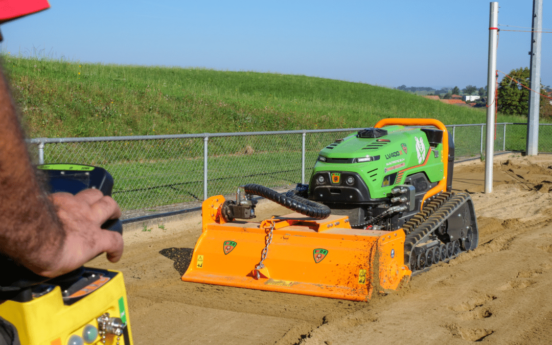 Préparation terrain Beach Volley avec tracteur radiocommandé